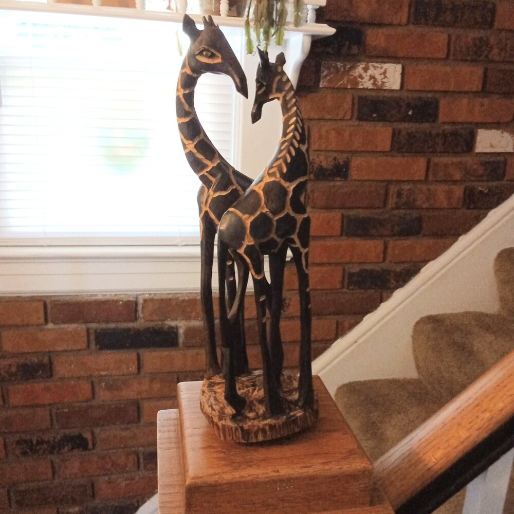 Giraffe Love Statue